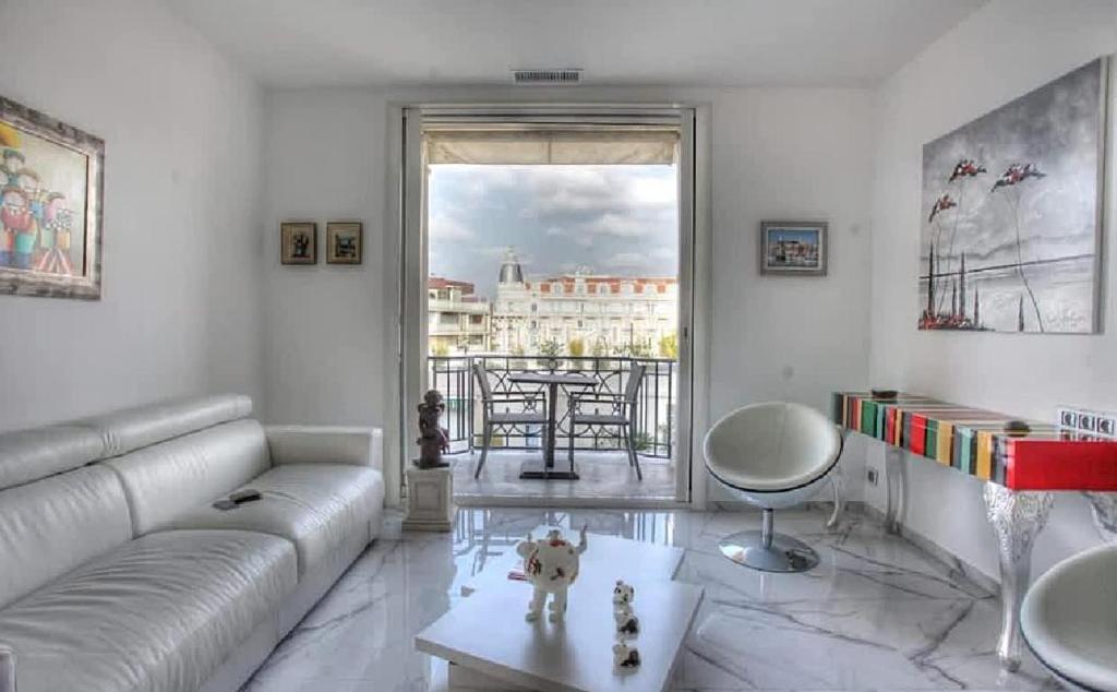 un salon avec un canapé et une table dans l'établissement LA CROISETTE élégant studio avec balcon et vue mer aperçu, à Cannes