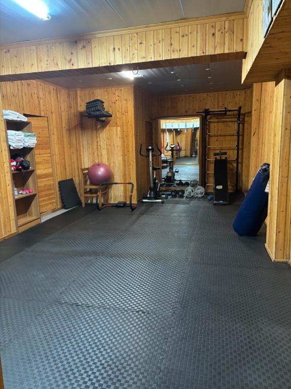 Posilňovňa alebo fitness centrum v ubytovaní Samel Hotel