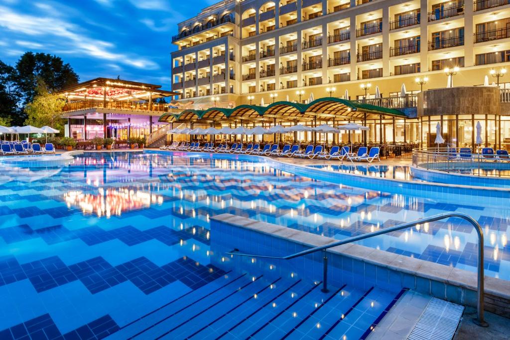 Bazén v ubytování Sol Nessebar Mare All Inclusive nebo v jeho okolí