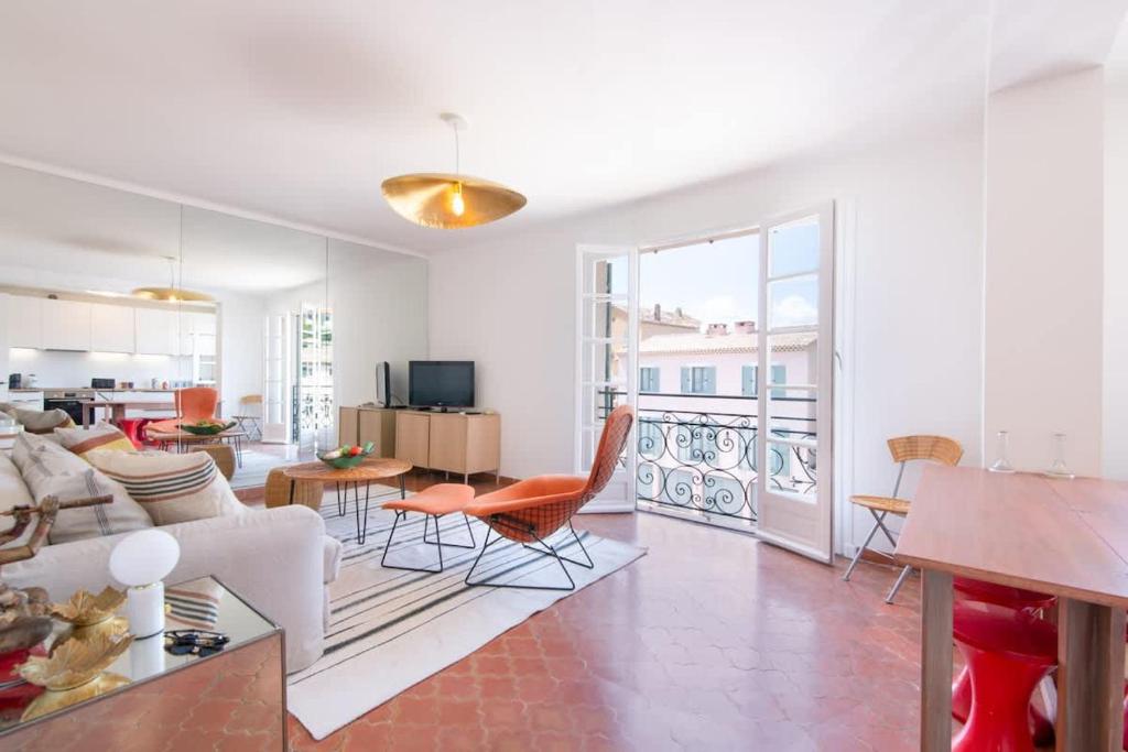 un salon avec un canapé et une table dans l'établissement L'Elegant l Bright & Views l Shellter Rentals, à Saint-Tropez