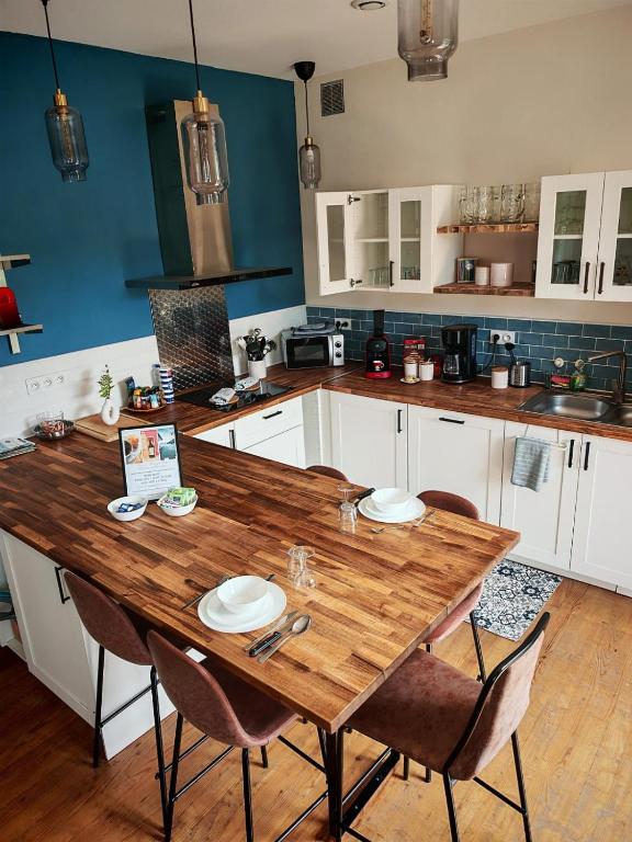 une cuisine avec une table et des chaises en bois dans l'établissement Très beau 3 pièces jusqu'à 6 voyageurs - El Paradisio, à Lourdes