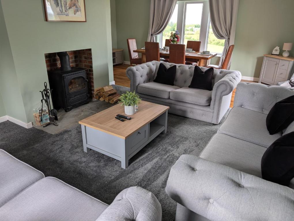 ein Wohnzimmer mit zwei Sofas und einem Couchtisch in der Unterkunft Keys Crossed Farm in Barnard Castle