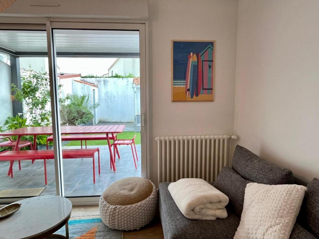 O zonă de relaxare la Maison spacieuse au calme avec jardin - 3 chambres confortables