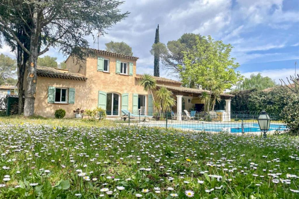 une maison avec piscine et un champ de fleurs dans l'établissement Magnifique villa avec piscine privee, à Mougins