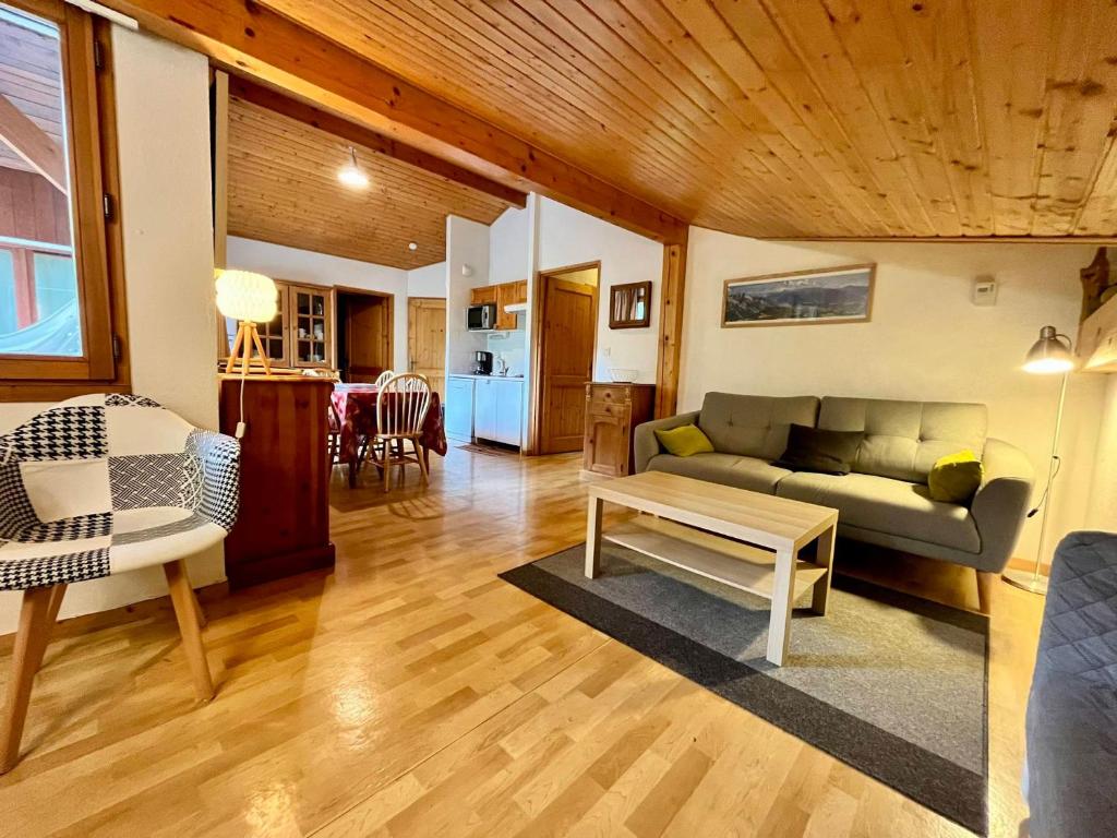 un salon avec un canapé et une table dans l'établissement Appartement calme avec piscines et salle de sport - FR-1-624-29, à Samoëns