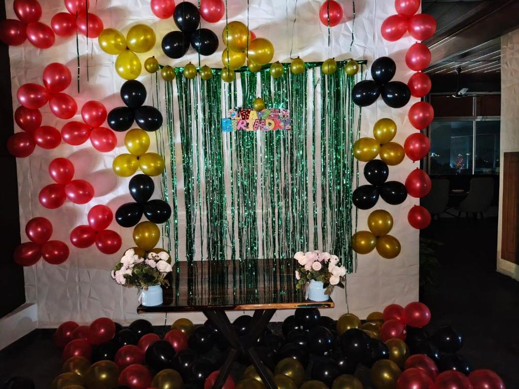 un montón de globos y un montón de otros globos en Hotel Landmark, en Port Blair