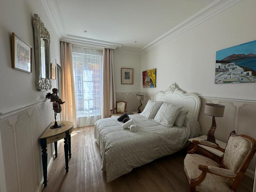 une chambre avec un lit et une chaise dans l'établissement Le 108 Appartement, à Nogent-le-Rotrou