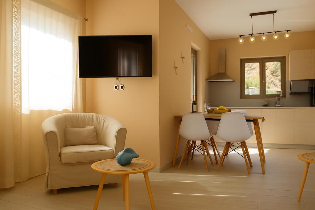 Η κουζίνα ή μικρή κουζίνα στο Paliochora Beachfront Escape, Milolithos Pool Retreats