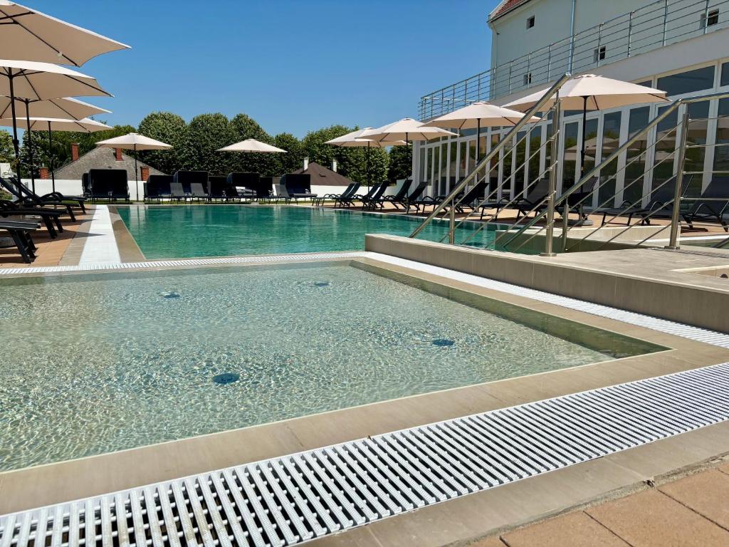 Bazén v ubytování CE Plaza Hotel nebo v jeho okolí