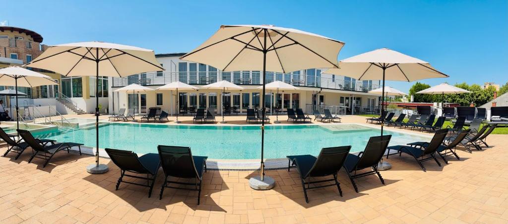 Bazén v ubytování CE Plaza Hotel nebo v jeho okolí