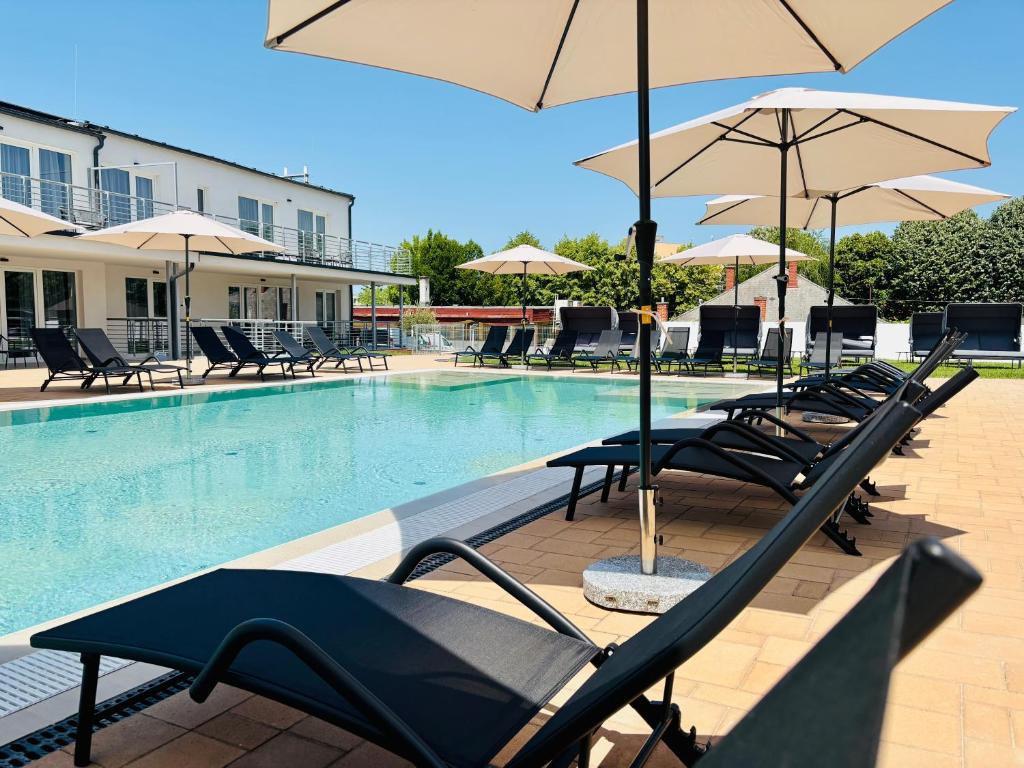 Bazén v ubytování CE Plaza Hotel nebo v jeho okolí