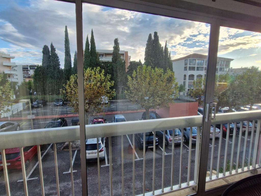 une vue d'un parking depuis un balcon dans l'établissement Studio climatisé près de la plage et commerces, parking, animaux acceptés, Sainte-Maxime - FR-1-780-92, à Sainte-Maxime