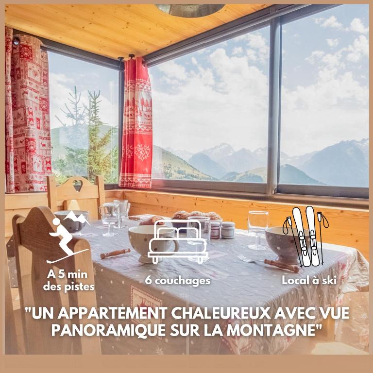 une salle à manger avec une table et une grande fenêtre dans l'établissement L'horizon de L'Alpe - Alpe d'Huez, à Huez