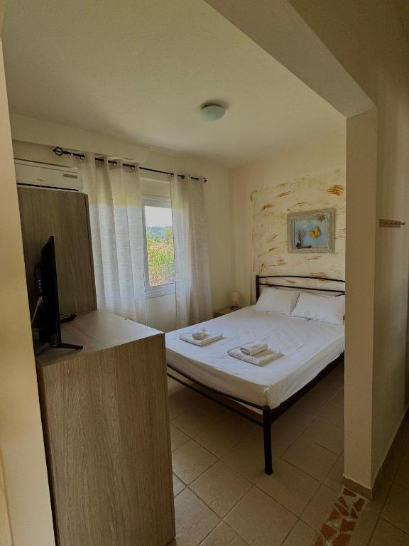 Postel nebo postele na pokoji v ubytování Dafnes Rooms
