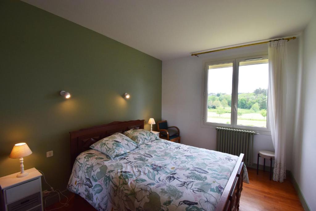 une chambre avec un lit et une fenêtre dans l'établissement Maison pour 5 personnes à la campagne, à Blanquefort-sur-Briolance