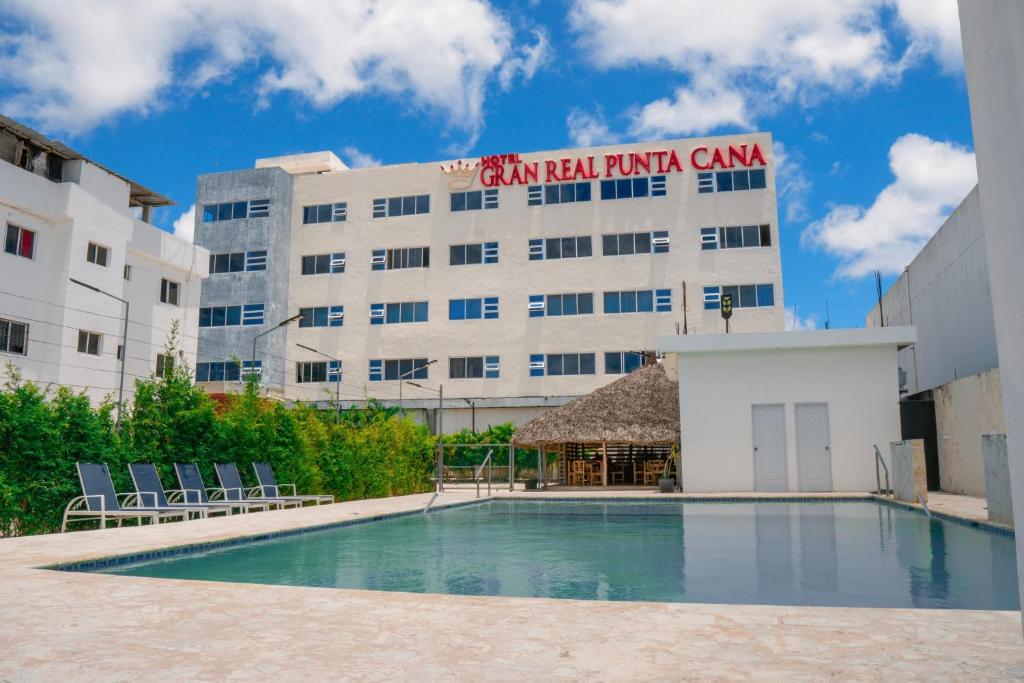 un hotel con piscina di fronte a un edificio di Hotel Gran Real Punta Cana a Punta Cana