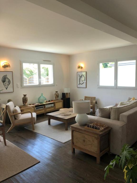 un salon avec un canapé et une table dans l'établissement Appartement RDC Lumineux avec Jardin, à 5 min des plages, à Pléneuf-Val-André