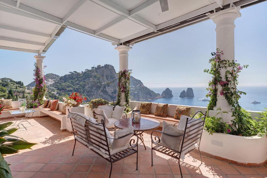 een terras met uitzicht op de oceaan bij Villa Bella Vista in Capri