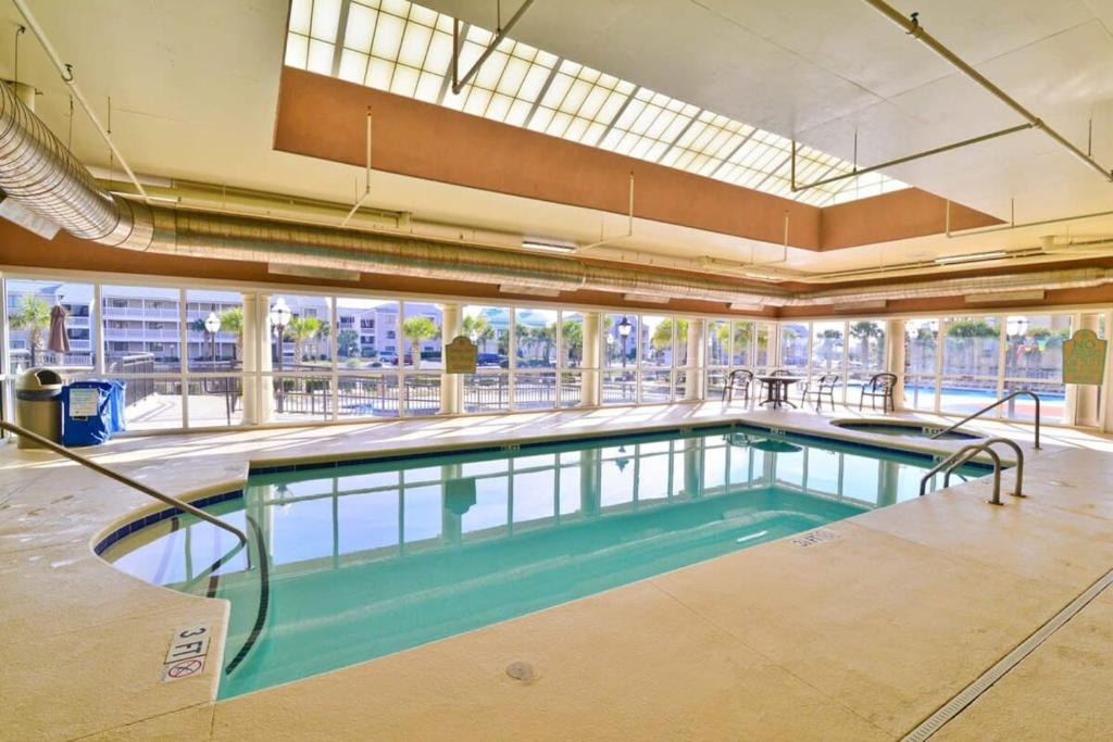 Bazén v ubytování Tilghman Resort Ocean View Paradise Aw Lazy River & Indoor Outdoor Pools nebo v jeho okolí