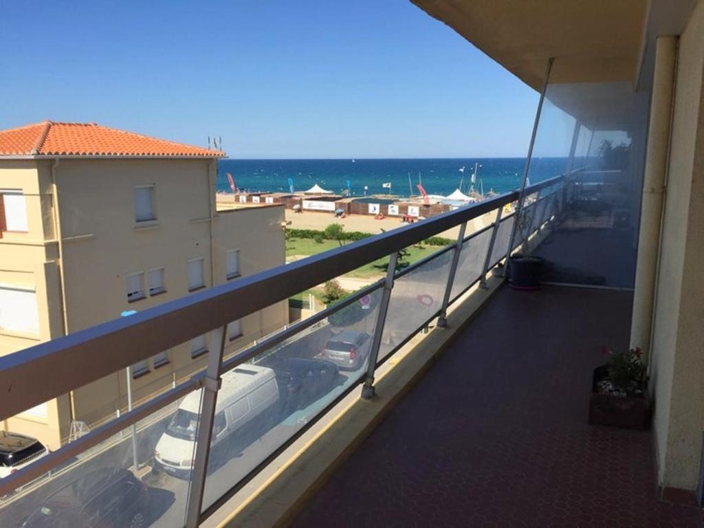 d'un balcon offrant une vue sur l'océan. dans l'établissement Appartement sur la plage pour 4 personnes avec parking - FR-1-837-5, à Argelès-sur-Mer