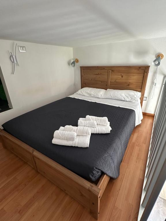 2 asciugamani su un letto in una camera di Dimora La perla di Mare a Termoli