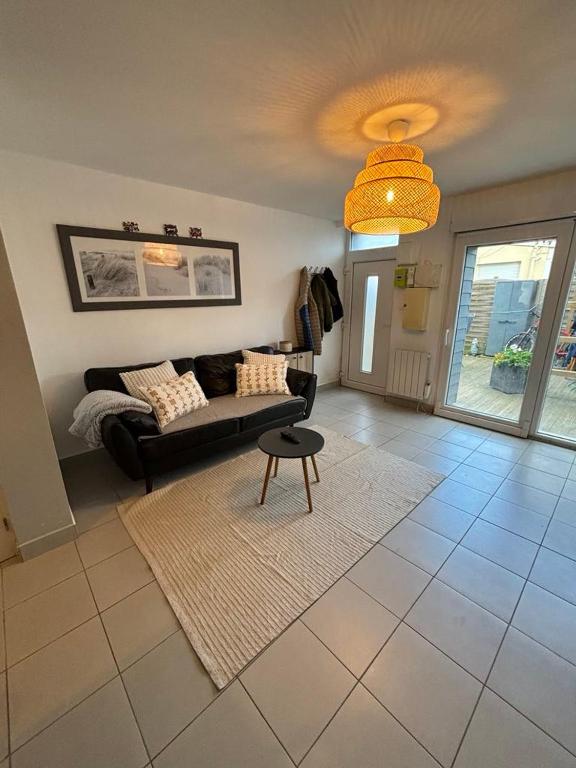 un salon avec un canapé et une table dans l'établissement Bella casita, à Dunkerque