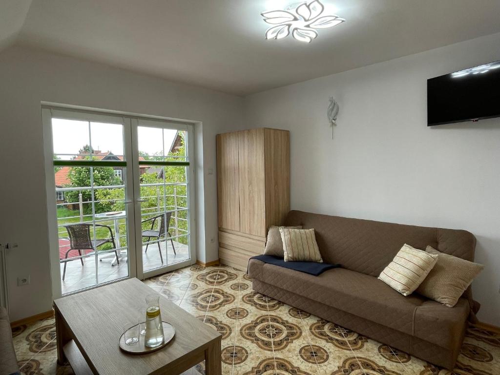 a living room with a couch and a table at Pokoje gościnne KOGA in Nickelswalde