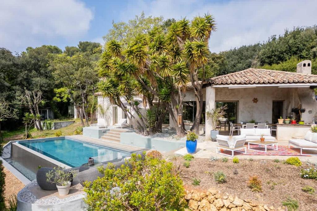 une maison avec une piscine et une maison dans l'établissement Magnifique villa avec piscine, à Biot