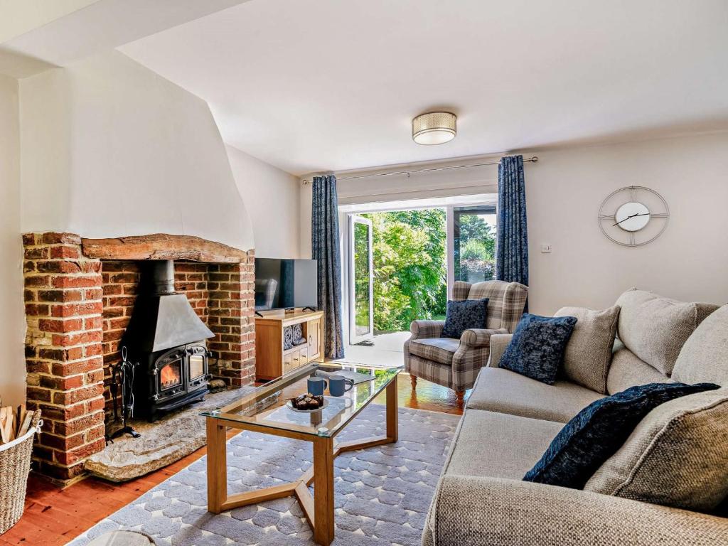 Una sala de estar con un sofá y una chimenea. en 3 Bed in Abbotsbury 92414, en Frome Vauchurch