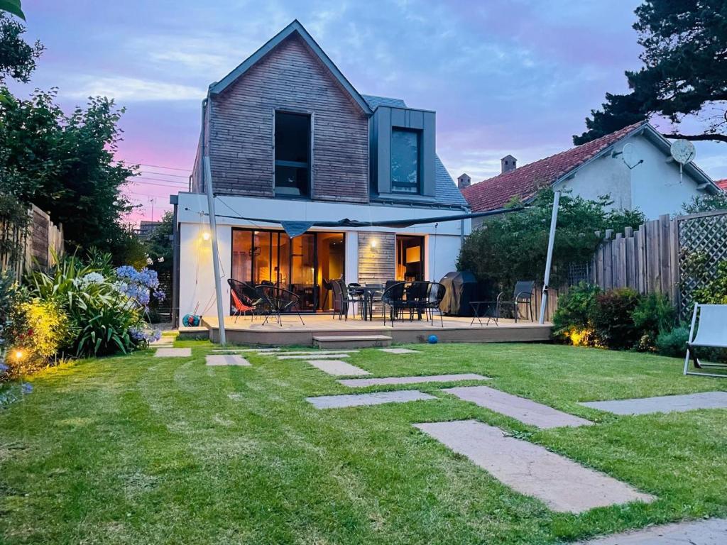 une maison avec un jardin et une terrasse dans l'établissement Magnifique villa Quartier Benoît, 200m de la plage, à La Baule