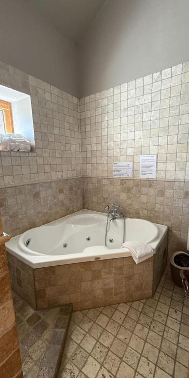 Manoir Des Douets Fleuris - Comfort Double Room With Spa Bath (1-2 Persons)