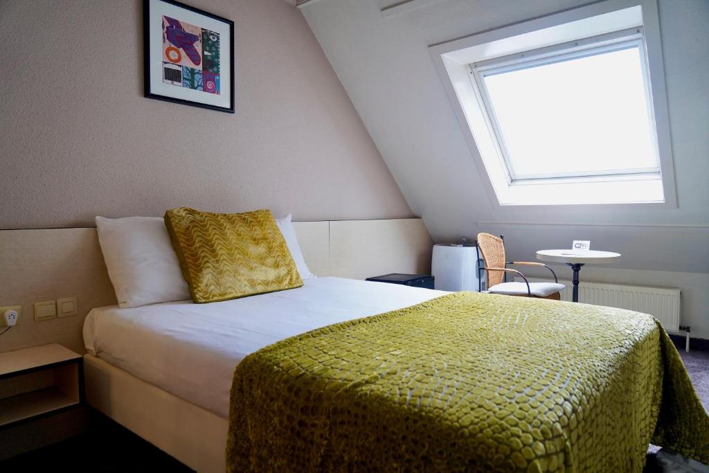 Postel nebo postele na pokoji v ubytování Hotel Prins Boudewijn