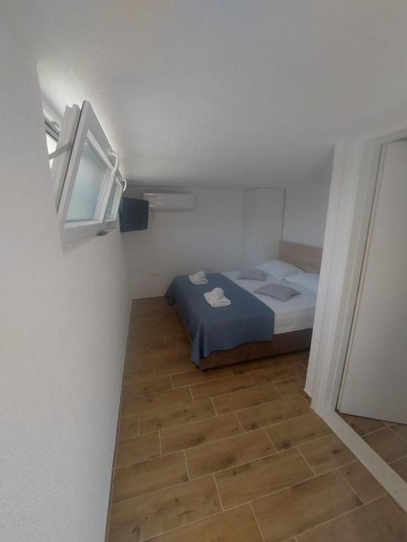 Postel nebo postele na pokoji v ubytování Apartmani Barka