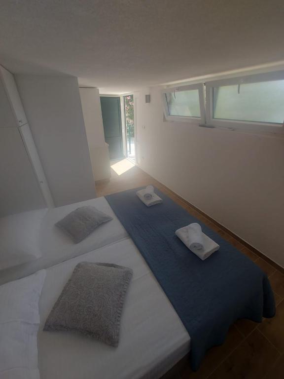 Postel nebo postele na pokoji v ubytování Apartmani Barka