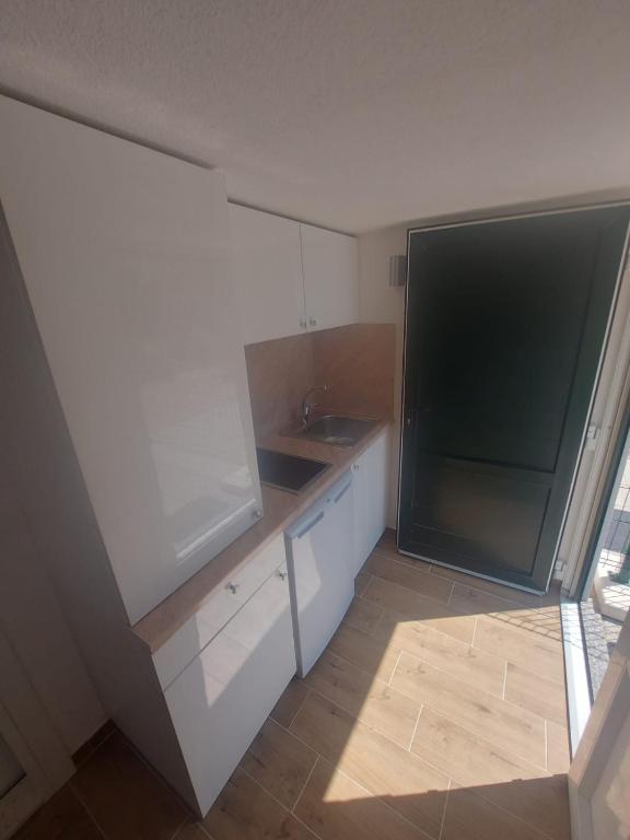 Kuchyň nebo kuchyňský kout v ubytování Apartmani Barka