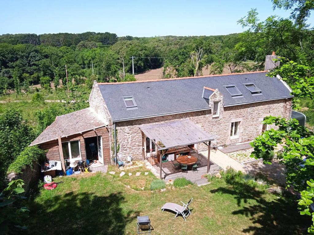 une vue aérienne d'une maison en pierre avec des panneaux solaires dessus dans l'établissement Domaine de Kercado, à Carnac