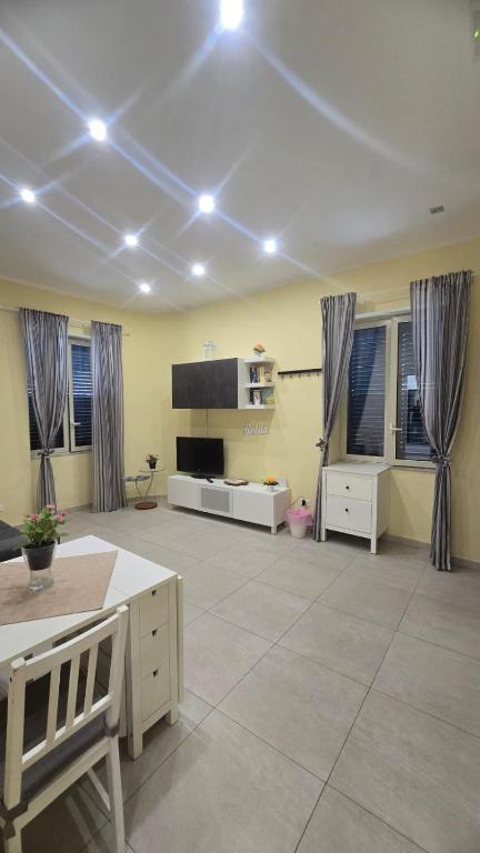 uma grande sala de estar com um sofá e uma mesa em Casetta Delia em Palermo