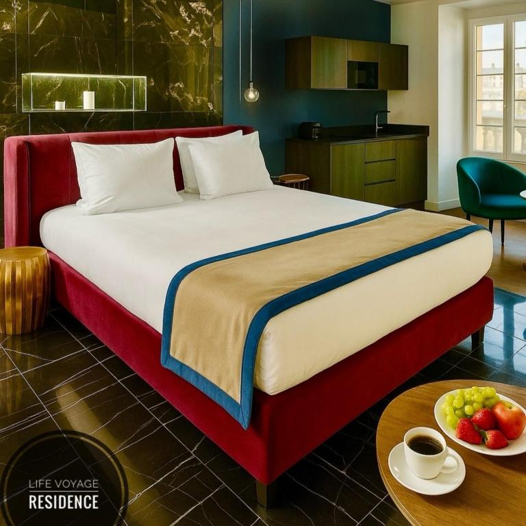 Postel nebo postele na pokoji v ubytování LiFE VOYAGE RESIDENCE & SPA - Strasbourg's City Center Luxury Experience