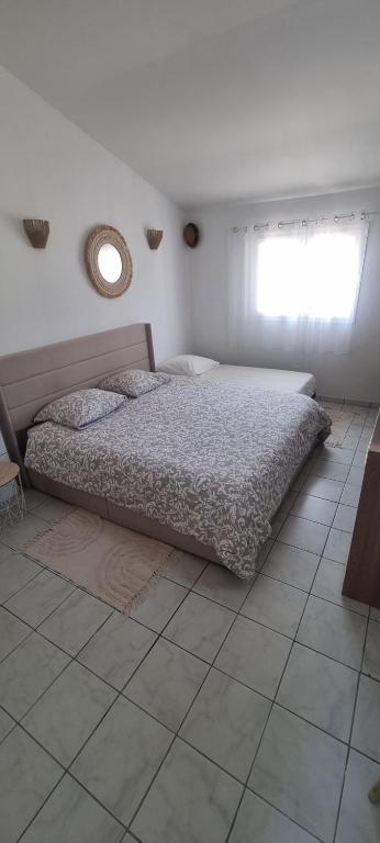 Postel nebo postele na pokoji v ubytování Chambre face aux vignes