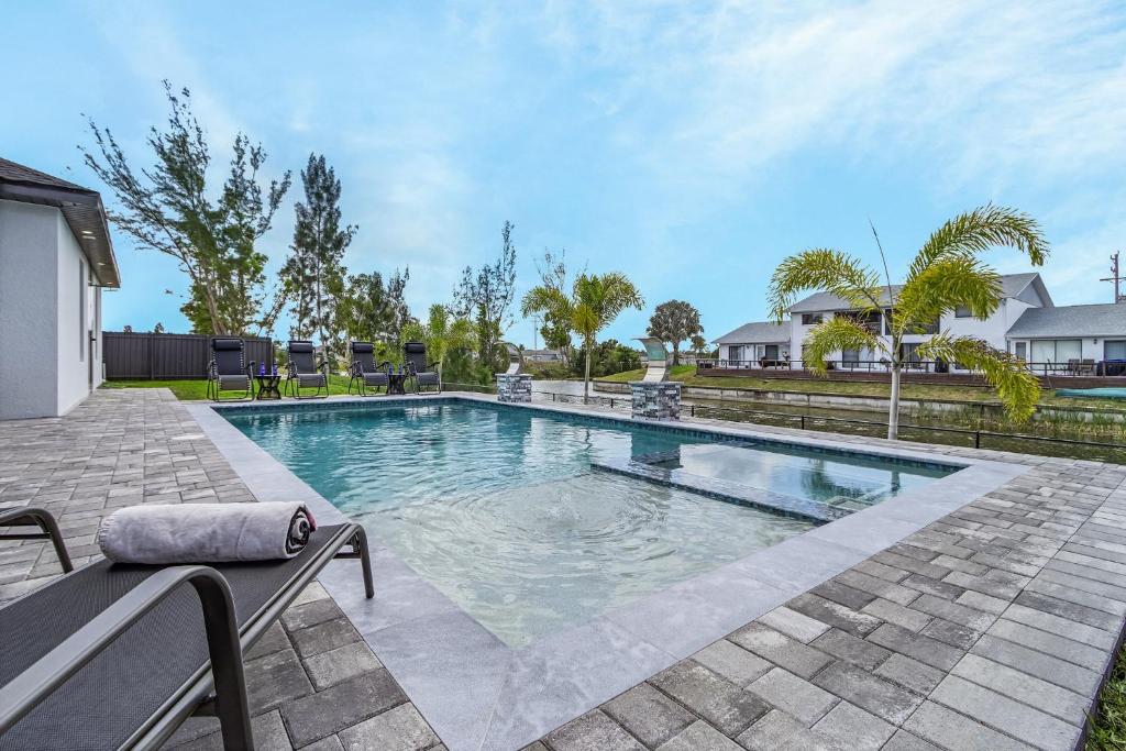 Heated Saltwater Pool & Spa with Outdoor Kitchen - Serenity Retreat ...
