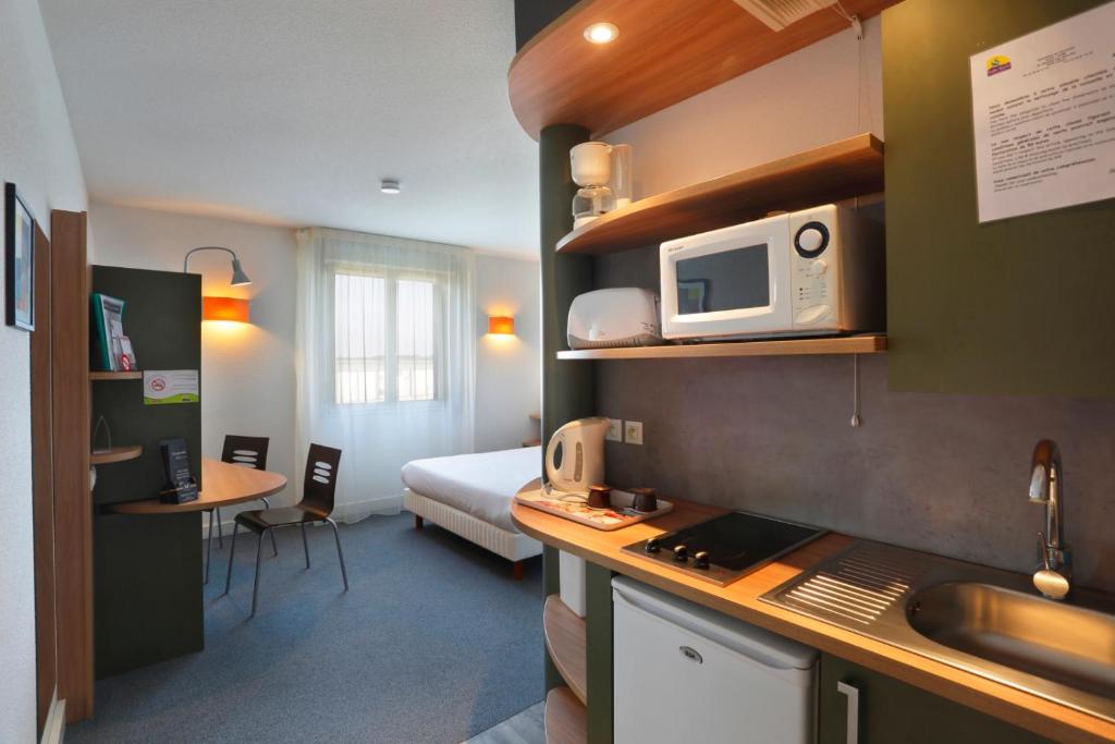 Kuchyň nebo kuchyňský kout v ubytování Suite-Home Orléans-Saran