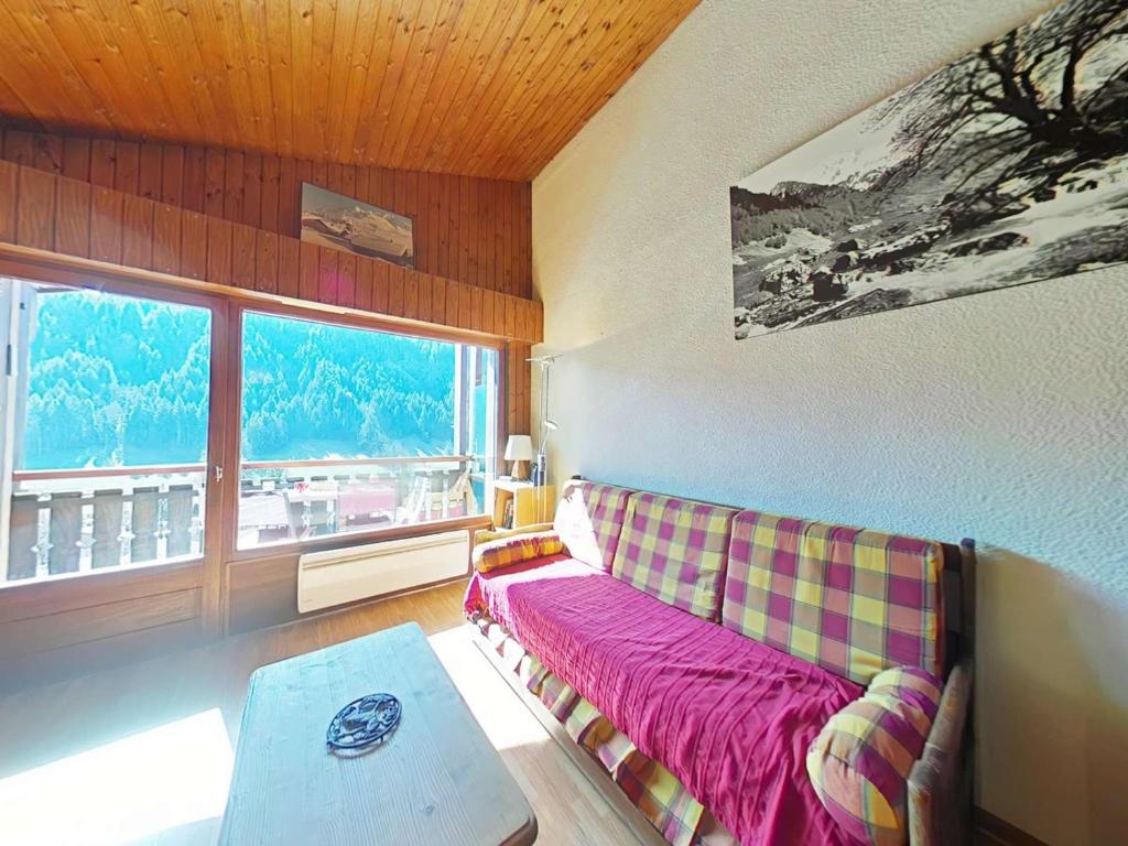 un salon avec un canapé et une grande fenêtre dans l'établissement Appartement 2 pièces, 5 pers, Le Grand-Bornand, lumineux, proche centre, navette, casier à ski - FR-1-241-54, au Grand-Bornand