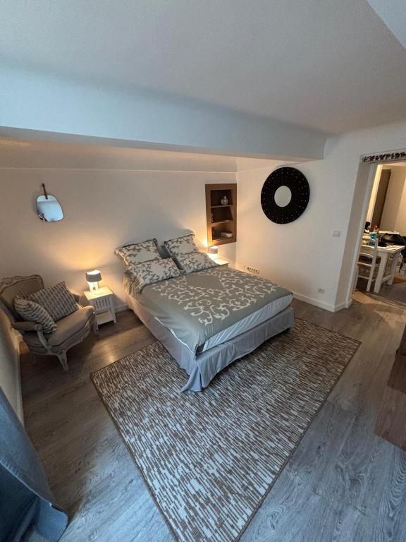 une chambre avec un lit et un tapis dans l'établissement le minicoulier, à Carros