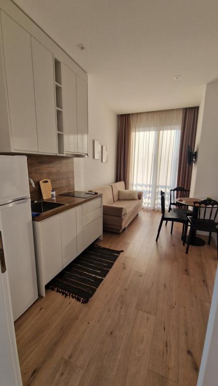 una cucina e un soggiorno con divano e tavolo di JD villa a Vlorë