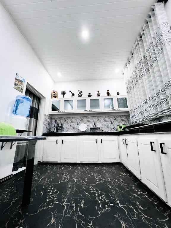 Kuchyň nebo kuchyňský kout v ubytování Azure Stay