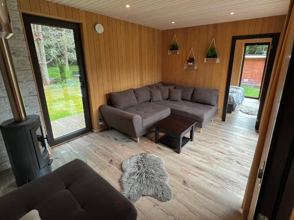 Posezení v ubytování Roheluse metsamaja with hot tub and sauna