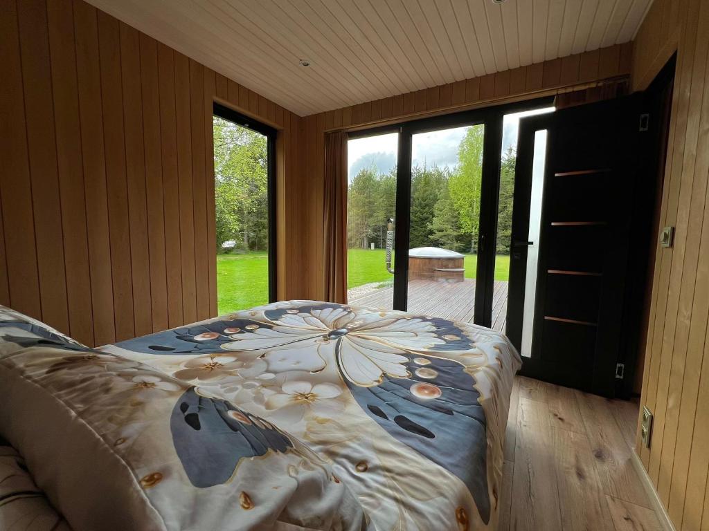 Postel nebo postele na pokoji v ubytování Roheluse metsamaja with hot tub and sauna