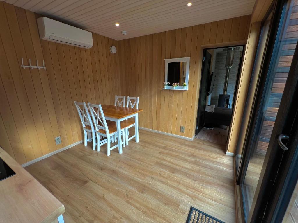 Posezení v ubytování Roheluse metsamaja with hot tub and sauna