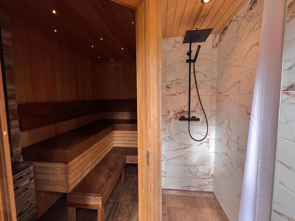 Fotografie z fotogalerie ubytování Roheluse metsamaja with hot tub and sauna v destinaci Kõrve Üks