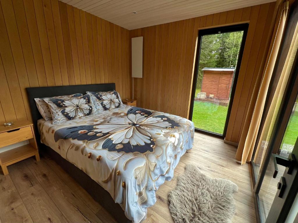 Postel nebo postele na pokoji v ubytování Roheluse metsamaja with hot tub and sauna